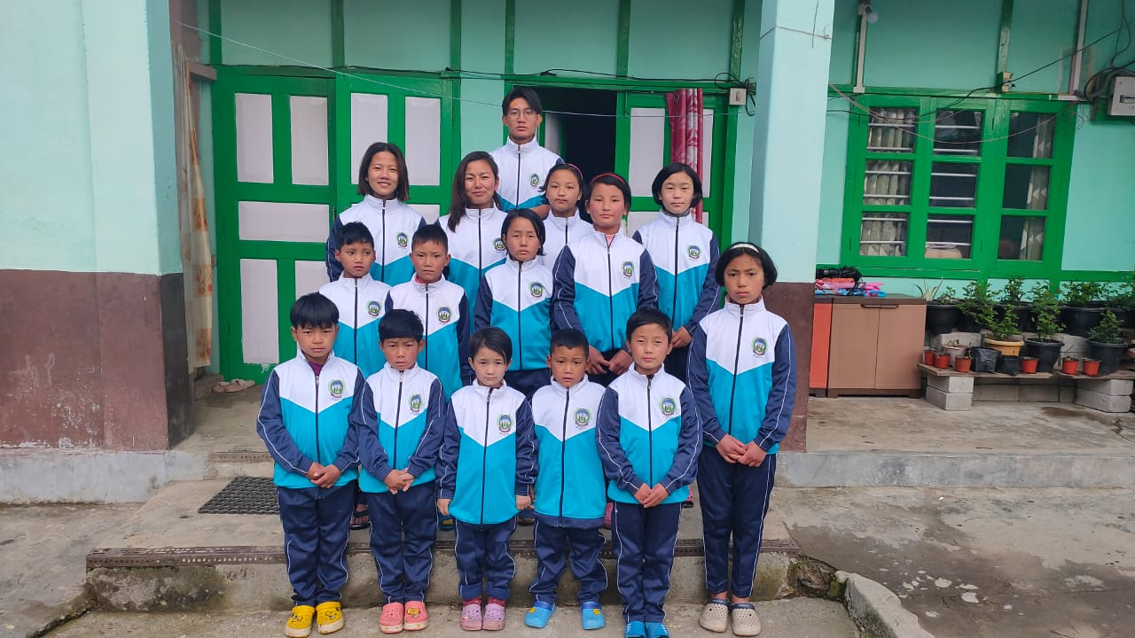 Niños y jóvenes de la casa de Tawang